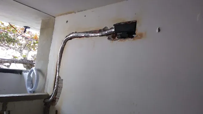 Tubulação sendo embutida na parede